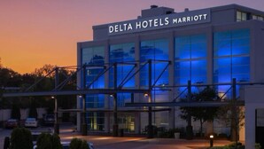 Un edificio moderno con un cartel que dice "DELTA HOTELS MARRIOTT".