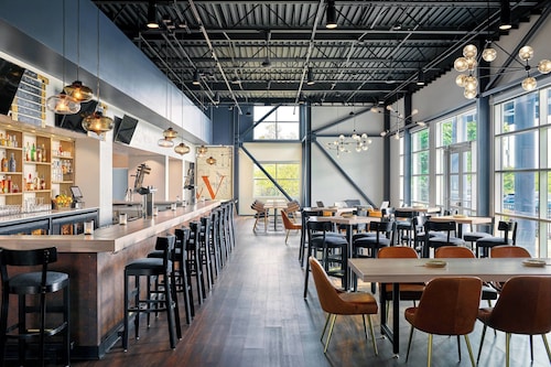 Delta Hotels by Marriott Milwaukee Northwest