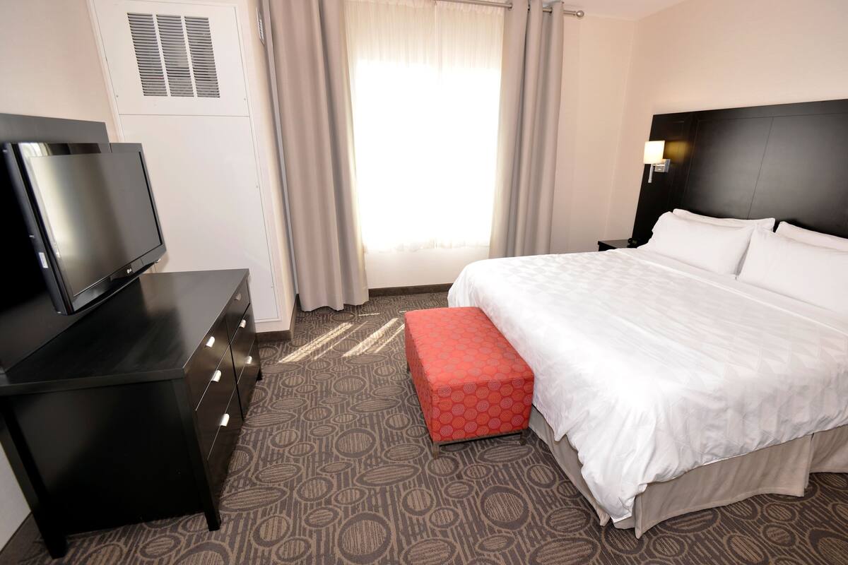 Suite, 1 King Bed | Desk, blackout curtains, iron/ironing board, free cots/infant beds