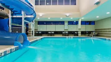 Piscina coperta, lettini