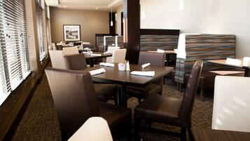 Frukost enligt egen beställning på vardagar (CAD 20 per person)