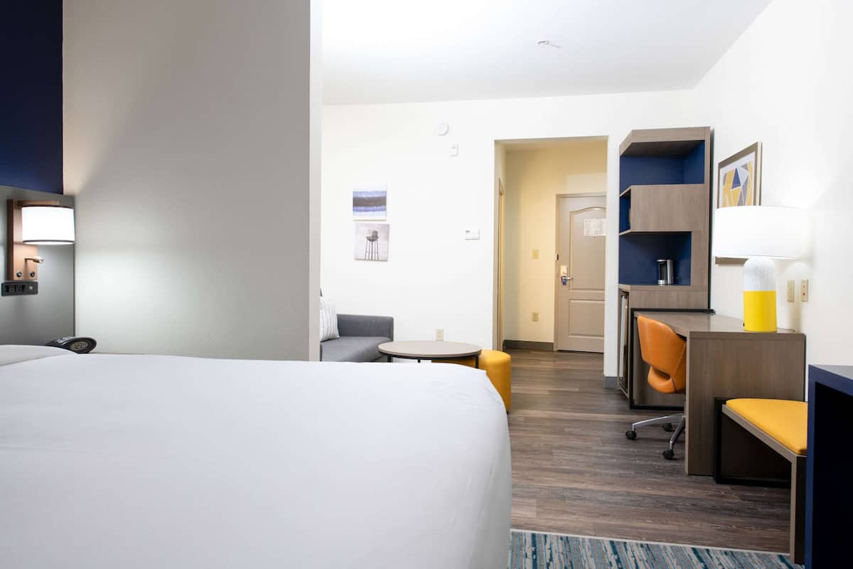 premium bedding, pillow-top beds, in-room safe, desk