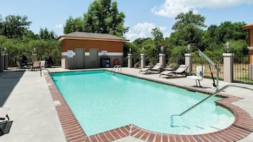 Piscine extérieure (ouverte en saison)
