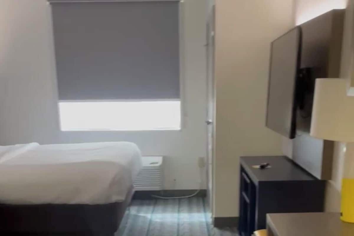Room, 1 Katil Raja (King), Accessible, Non Smoking | Peralatan tempat tidur premium, tilam berlapik, peti besi dalam bilik