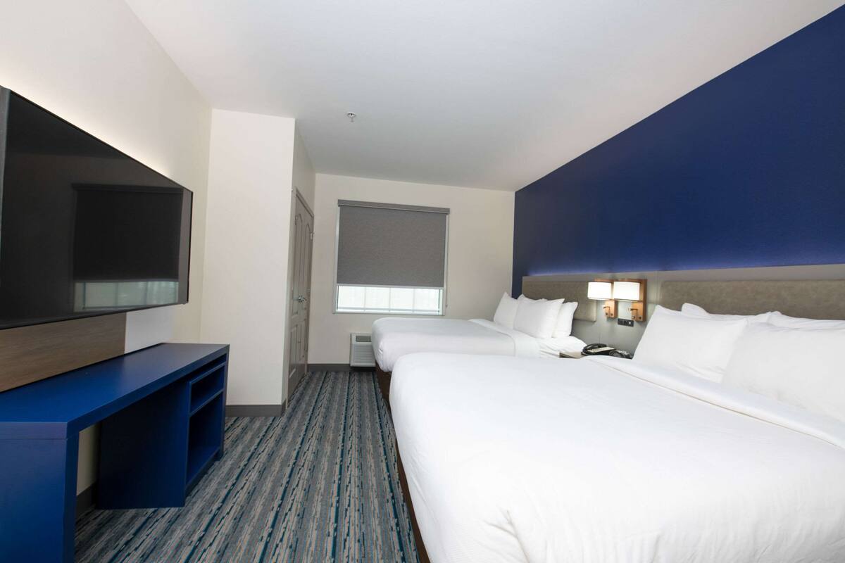 premium bedding, pillow-top beds, in-room safe, desk