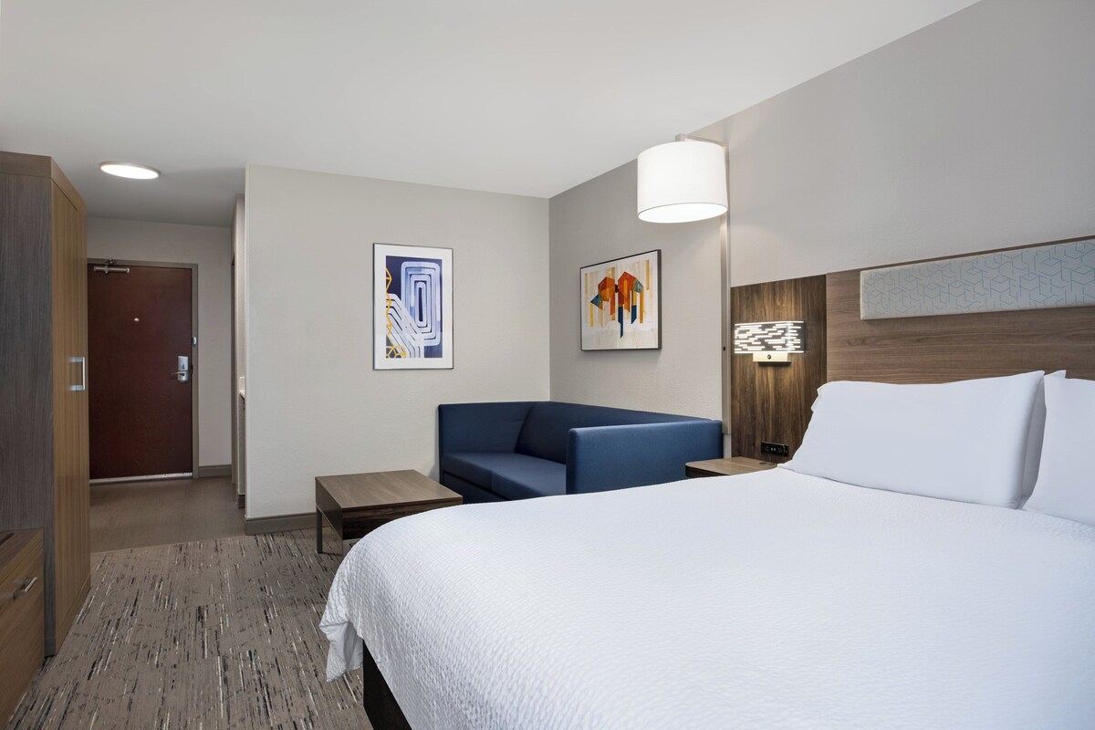 Standard Room, 1 King Bed with Sofa bed (Extra Floor Space) | In-room safe, desk, laptop workspace, blackout drapes
