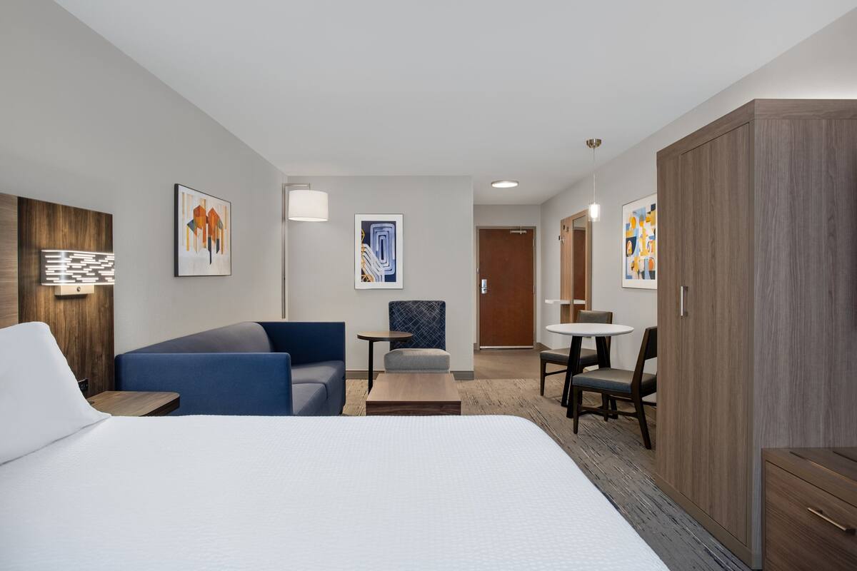 Suite, 1 kingsize-seng med sovesofa (Additional Living Area) | Safe på rommet, skrivebord og skrivebord for bærbar PC
