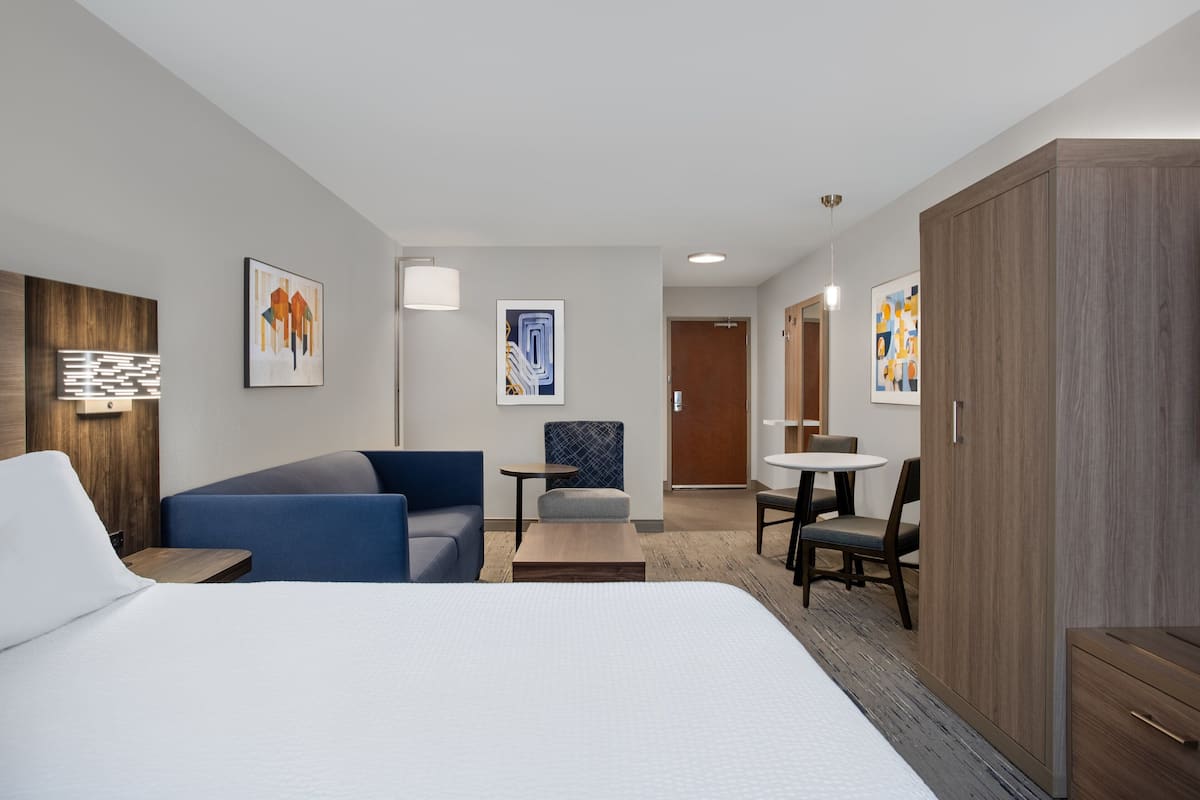 Suite, 1 Katil Raja (King) dengan Katil Sofa (Additional Living Area) | 1 bilik tidur, peti besi dalam bilik, meja, ruang kerja komputer riba