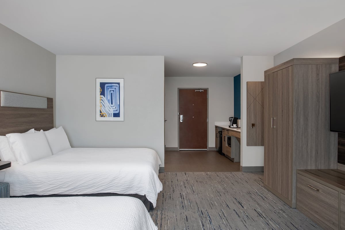 Standard Room, 2 Katil Ratu (Queen), Accessible (Comm, Mobil, Access Tub) | 1 bilik tidur, peti besi dalam bilik, meja, ruang kerja komputer riba