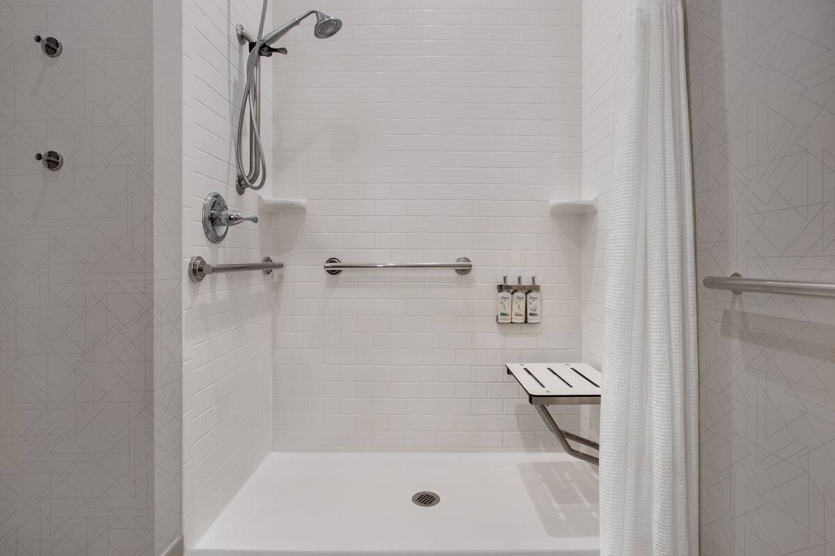 Rom – standard, 1 kingsize-seng, tilgjengelighetstilpasset (Mobility, Roll-In Shower) | Safe på rommet, skrivebord og skrivebord for bærbar PC