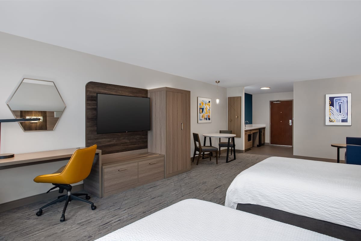 Suite, 1 Bedroom, Accessible (Comm, Mobil, Access Tub) | 1 bilik tidur, peti besi dalam bilik, meja, ruang kerja komputer riba