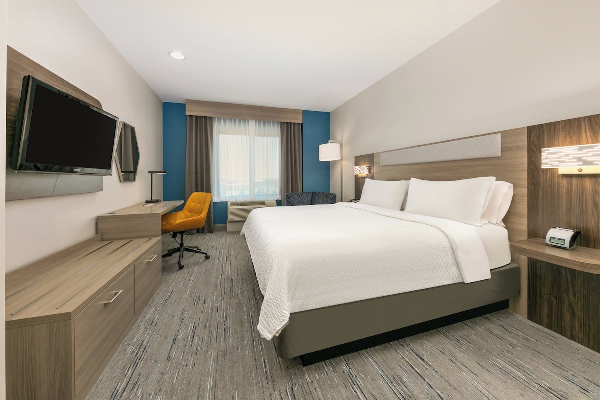 Down duvets, pillow-top beds, desk, soundproofing