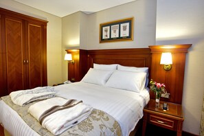 Roupas de cama premium, frigobar, cofres nos quartos, escrivaninha