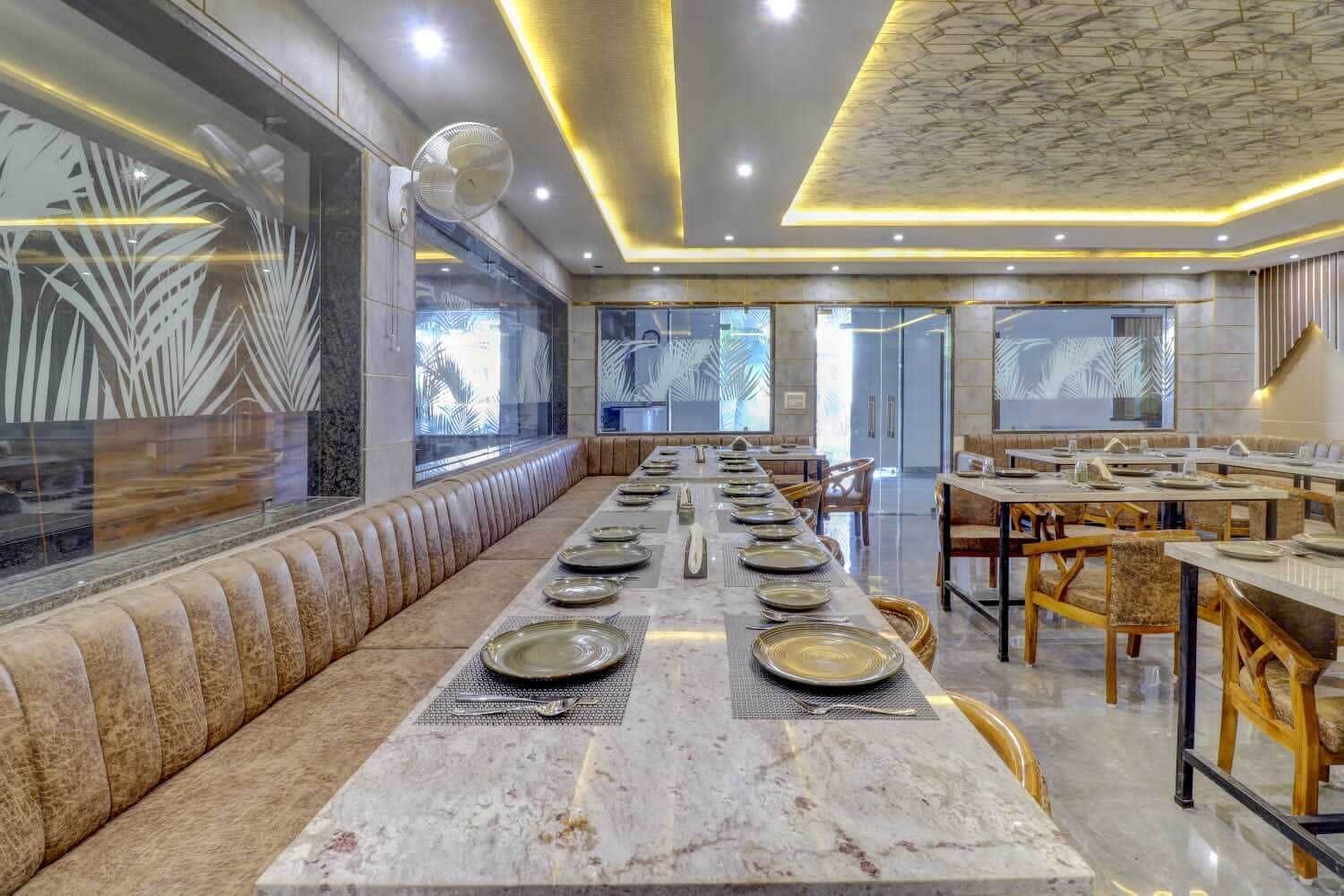 2 restaurants, breakfast served