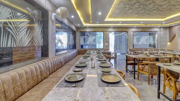 2 restaurants, breakfast served