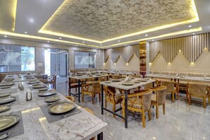 2 restaurants; breakfast, lunch, dinner, and brunch served - Hotel Anand Villa (Agra)
