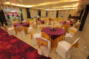 2 restaurants; breakfast, lunch, dinner and brunch served