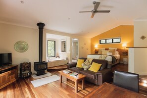 Romantisk hytte, 1 kingsize-seng | 1 soverom, senger med overmadrass og individuelt dekorert