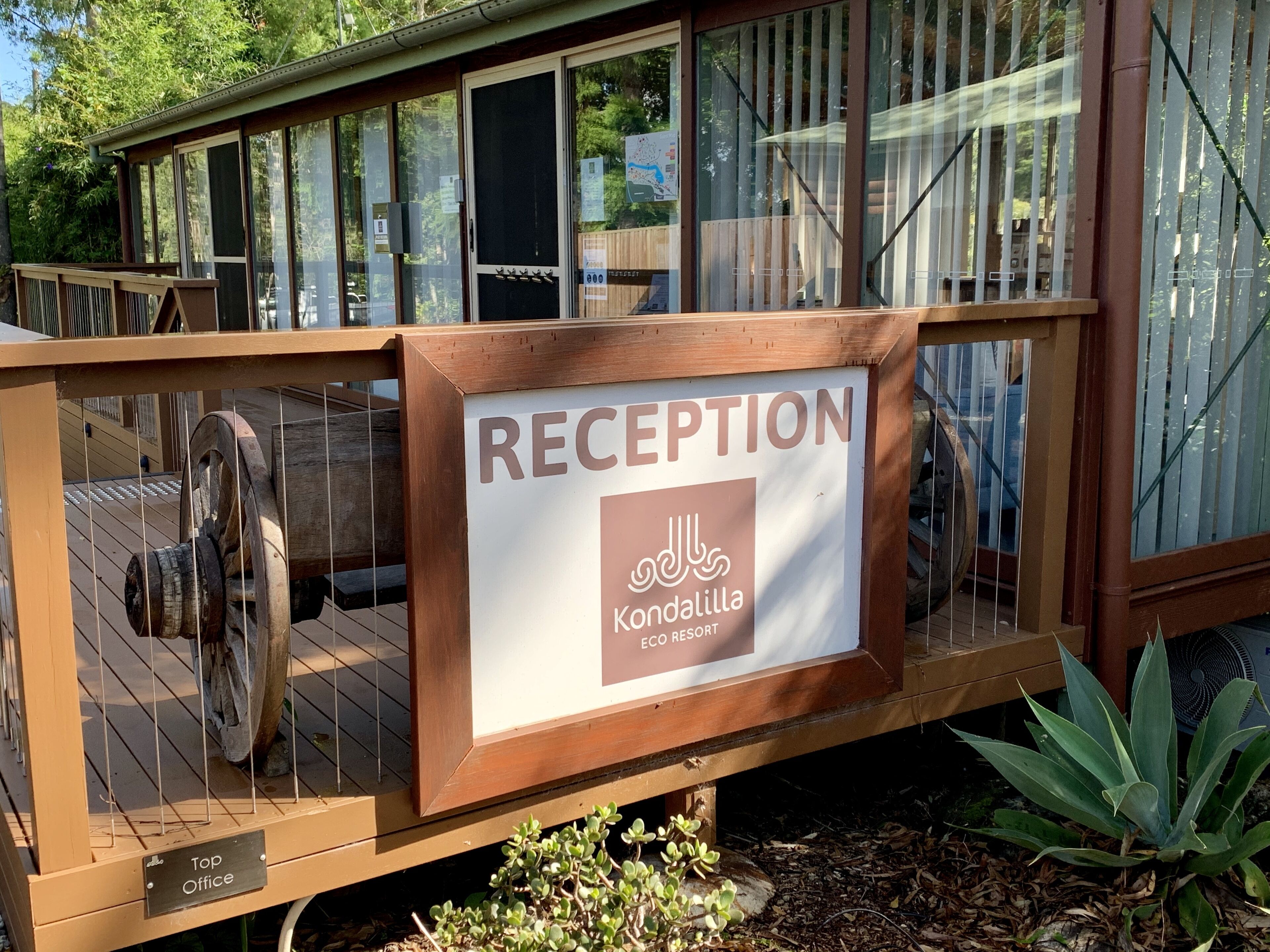 Un área de recepción con un cartel para Kondalilla Eco Resort.