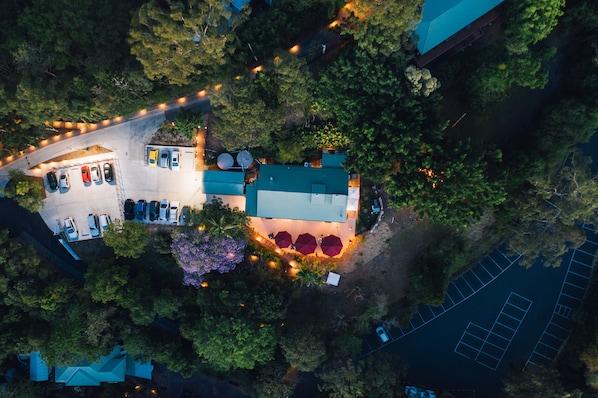 Déjeuner et dîner servis sur place, vue sur le jardin 