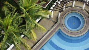 Una piscina cubierta, una piscina al aire libre
