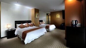 Deluxe Room (1 Queen & 1 Single) | Caja fuerte, cunas (de pago), camas supletorias y wifi gratis