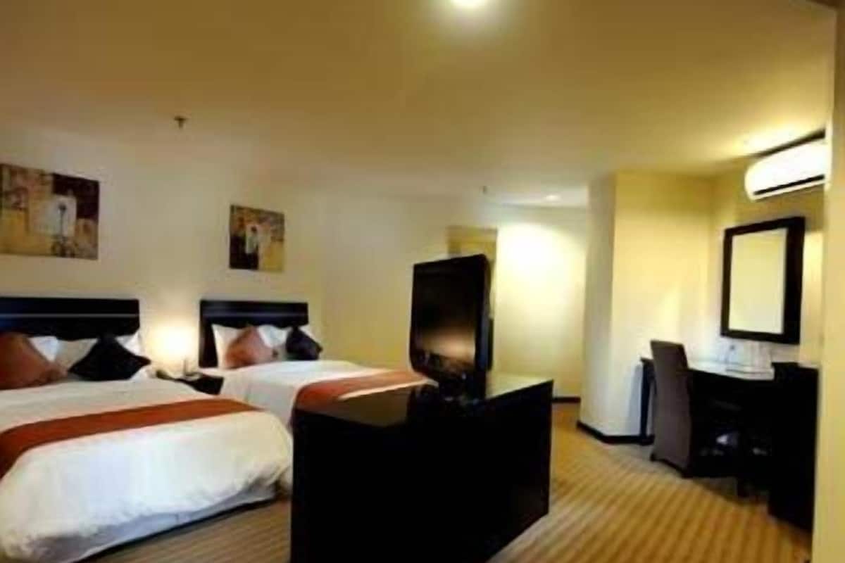Deluxe Room (1 Queen & 1 Single)