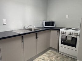 Standard szoba, konyha (Studio) | Privát konyha | Nagyméretű hűtő/fagyasztó, mikrohullámú sütő, főzőlap és kávé-/teafőző