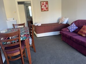 스탠다드룸, 주방 (1 Bedroom Suite) | 거실 공간 | 케이블 채널 시청이 가능한 40인치 평면 TV, TV, DVD 플레이어