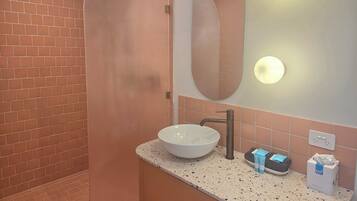 Palm Collection Queen Studio Twin | Bathroom | Shower, rainfall showerhead, free toiletries, hair dryer