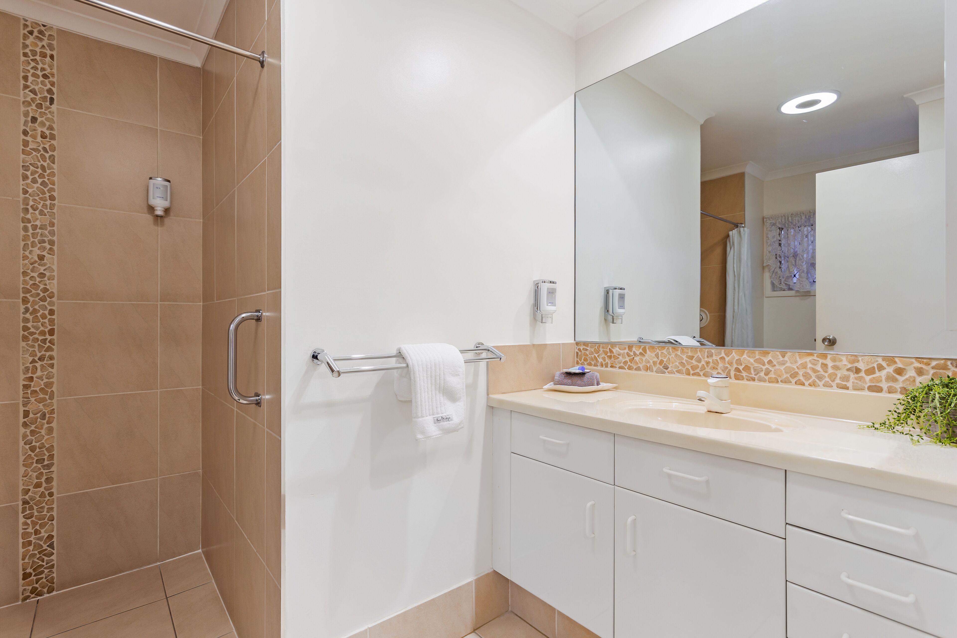 Shower, rainfall showerhead, free toiletries, hair dryer