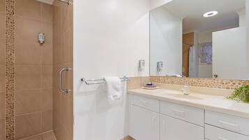 Shower, rainfall showerhead, free toiletries, hair dryer