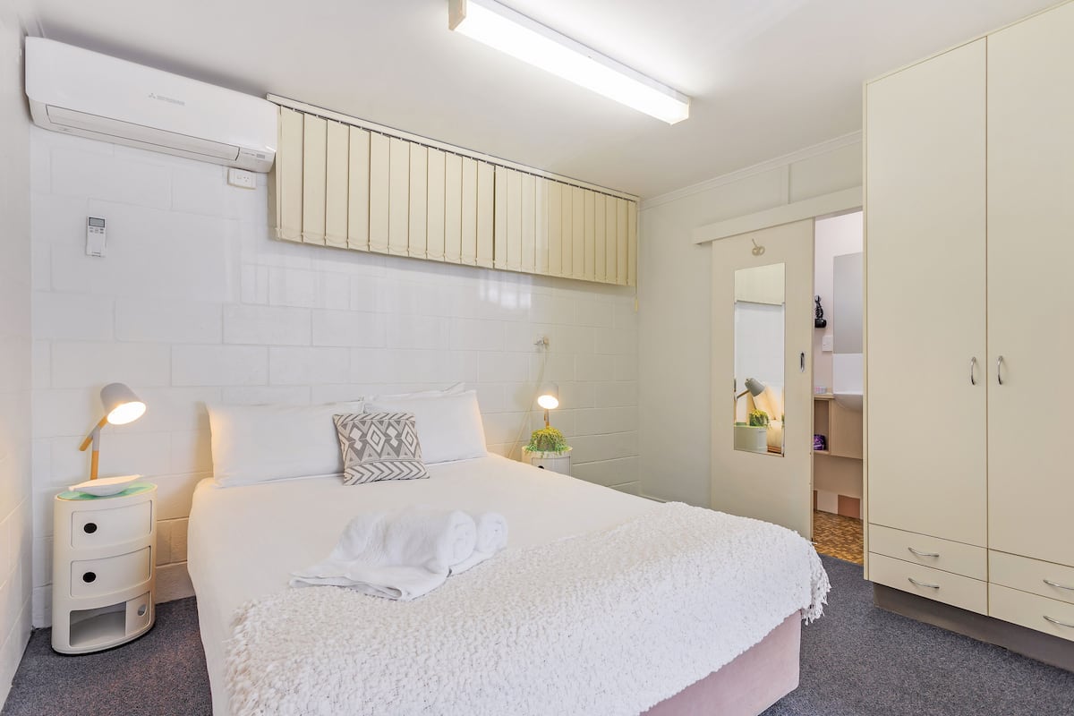 Edredón, decoración personalizada, muebles diferentes y escritorio