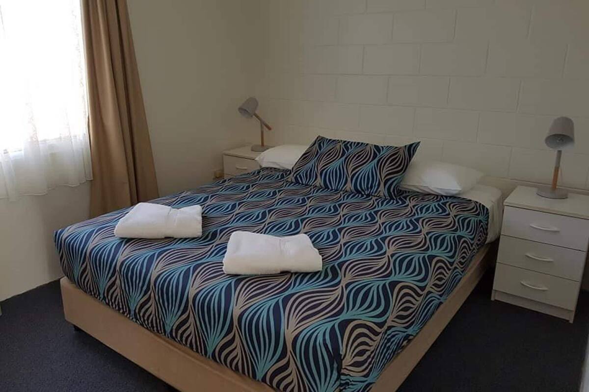 Edredón, decoración personalizada, muebles diferentes y escritorio