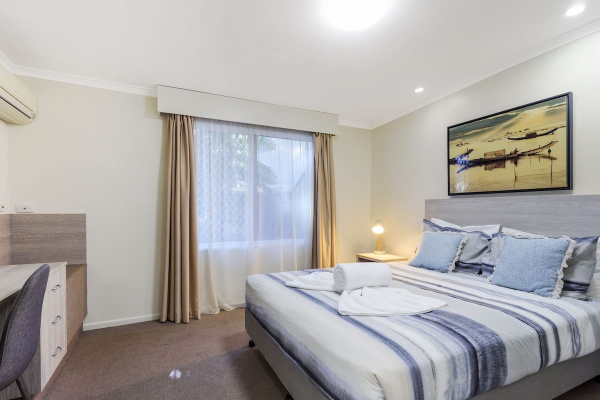 Edredón, decoración personalizada, muebles diferentes y escritorio