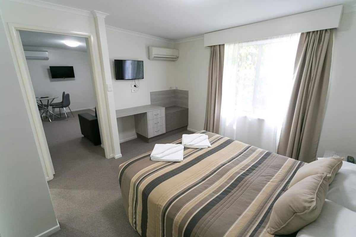 Edredón, decoración personalizada, muebles diferentes y escritorio