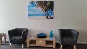 Apartament superior | Cobrellits, decoració individual, mobiliari individual i escriptori 