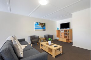 Superior Family 2 Bed Apartment | Down comforters, individually decorated, individually furnished, desk - Top Spot Motel (Maroochydore)