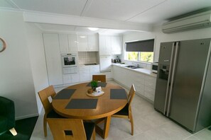 Superior Family 2 Bed Apartment | Private kitchen | Fridge, microwave, toaster, cookware/dishes/utensils - Top Spot Motel (Maroochydore)