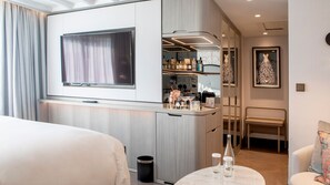 Hypo-allergenic bedding, minibar, in-room safe, desk