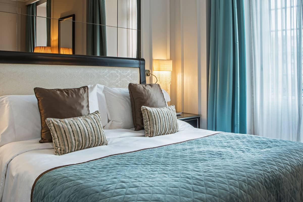 Hypo-allergenic bedding, minibar, in-room safe, desk