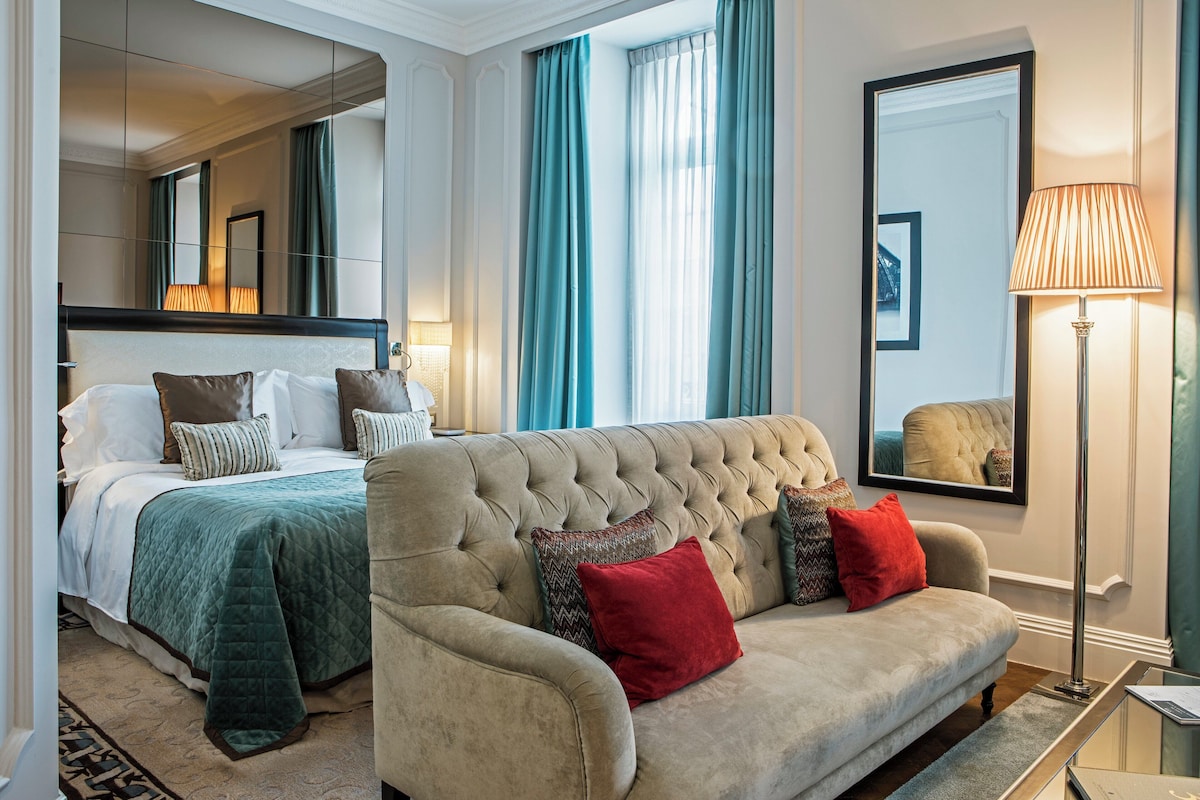 Junior Suite, 1 King Bed | Hypo-allergenic bedding available, minibar, in-room safe, desk