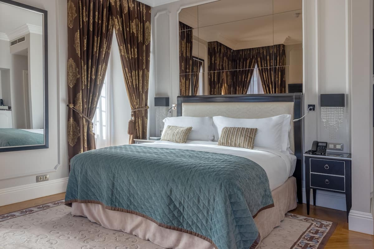 Premium Room, 1 King Bed | 1 bedroom, hypo-allergenic bedding, minibar, in-room safe