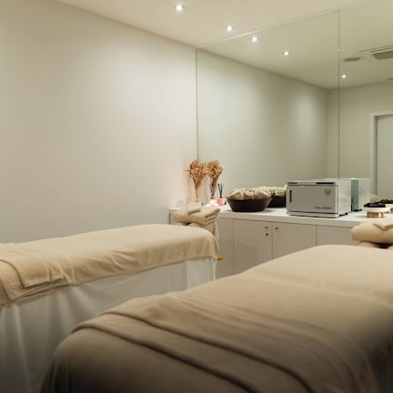 Couples treatment rooms, body treatments, aromatherapy, body wraps