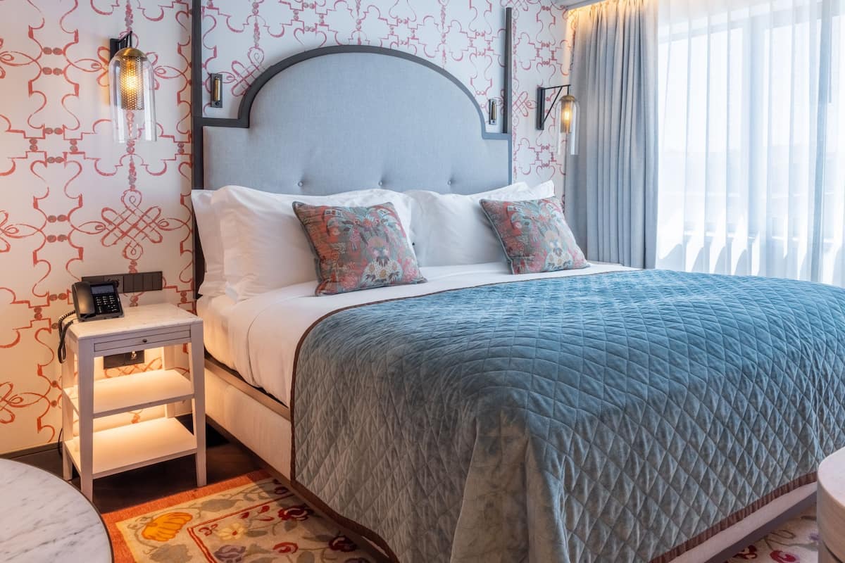 Phòng phong cách cổ điển, 1 giường cỡ king (Cathedral View) | Bộ đồ giường kháng dị ứng, minibar, két bảo mật tại phòng, bàn