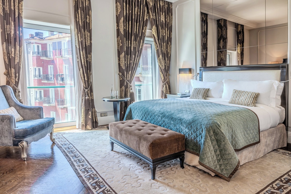 Hypo-allergenic bedding available, minibar, in-room safe, desk