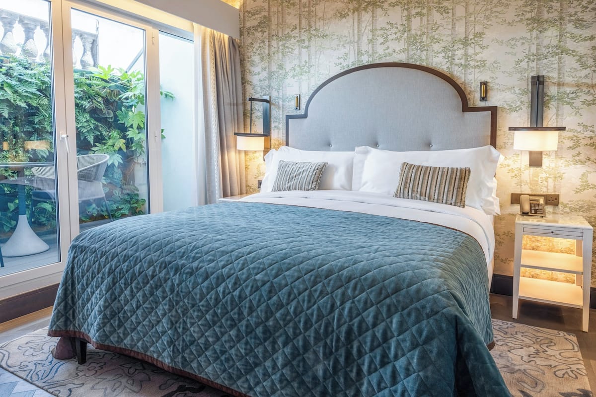 Phòng Suite, 1 phòng ngủ | Bộ đồ giường kháng dị ứng, minibar, két bảo mật tại phòng, bàn