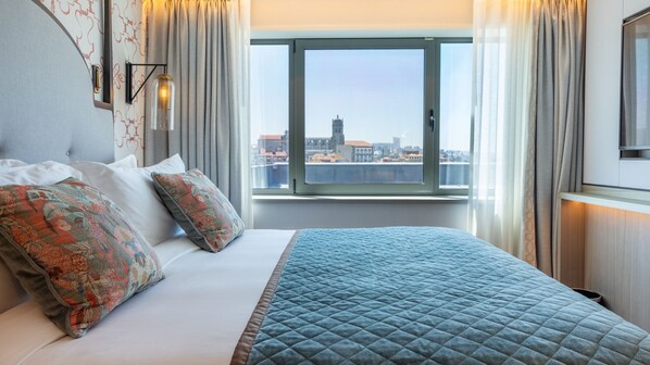 Hypo-allergenic bedding, minibar, in-room safe, desk