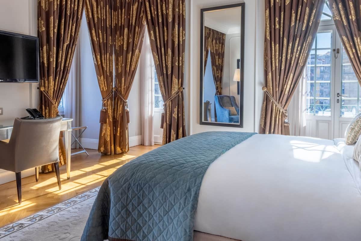 premium room, 1 king bed | 1 bedroom, hypo-allergenic bedding, minibar, in-room safe