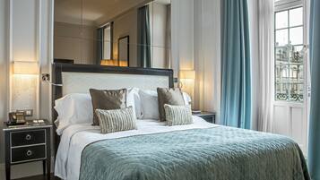 Roupas de cama antialérgicas, frigobar, cofres nos quartos, escrivaninha